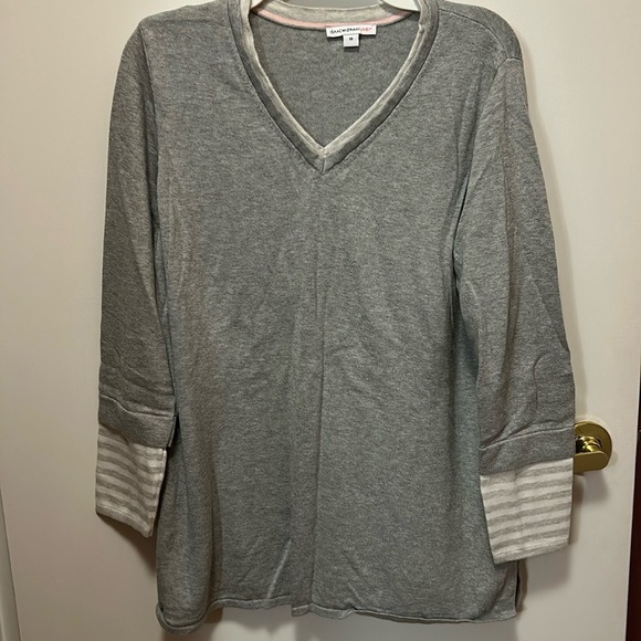 Sale 🌟🛍️🛍💕Isaac Mizrahi Grey Top - Picture 1 of 6